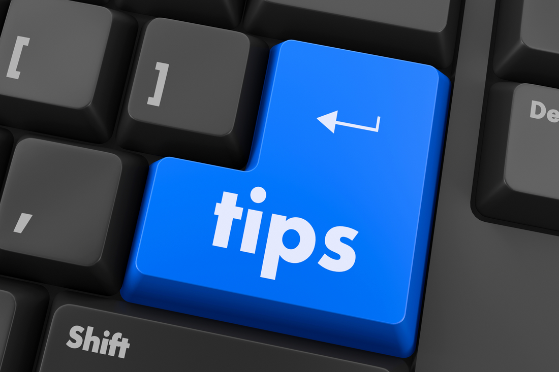 Tecla azul de teclado con la palabra 'tips' resaltada, simbolizando consejos útiles y prácticas recomendadas.